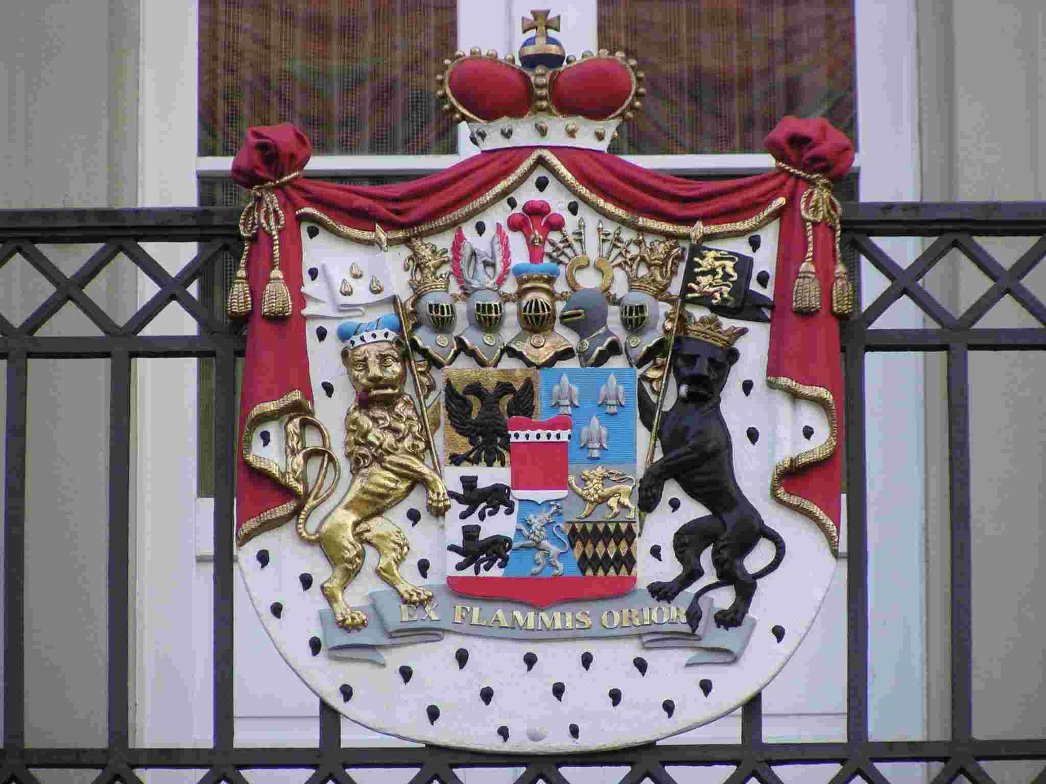 Wappen des Fürstlichen Palais am Balkongeländer auf der Nordseite des Gebaäudes